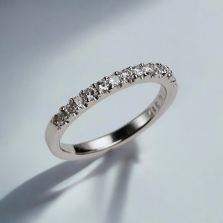キラキラのデザインが好きなので、結婚指輪はハーフエタニティと
