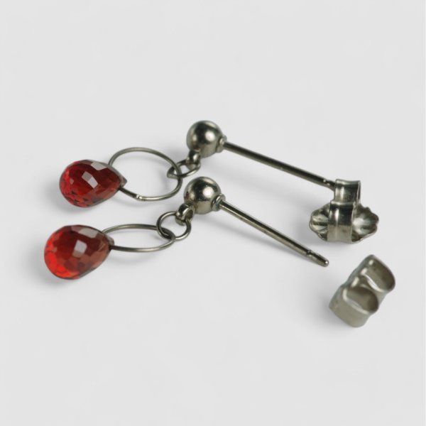 画像3: ガーネットチタンピアス (3)