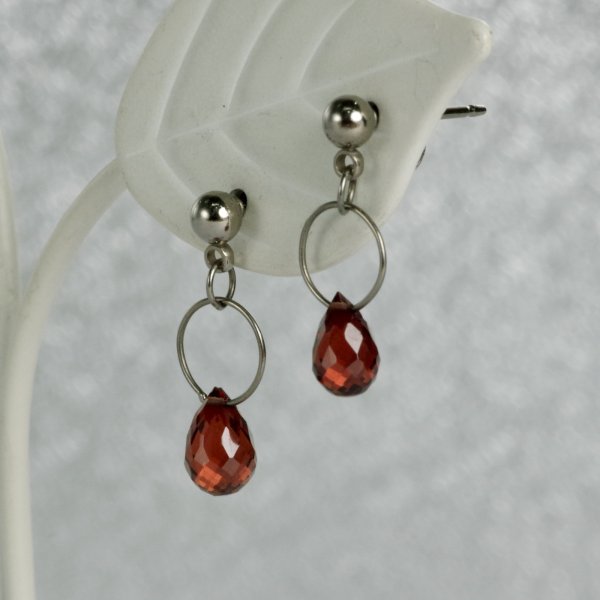 画像2: ガーネットチタンピアス (2)