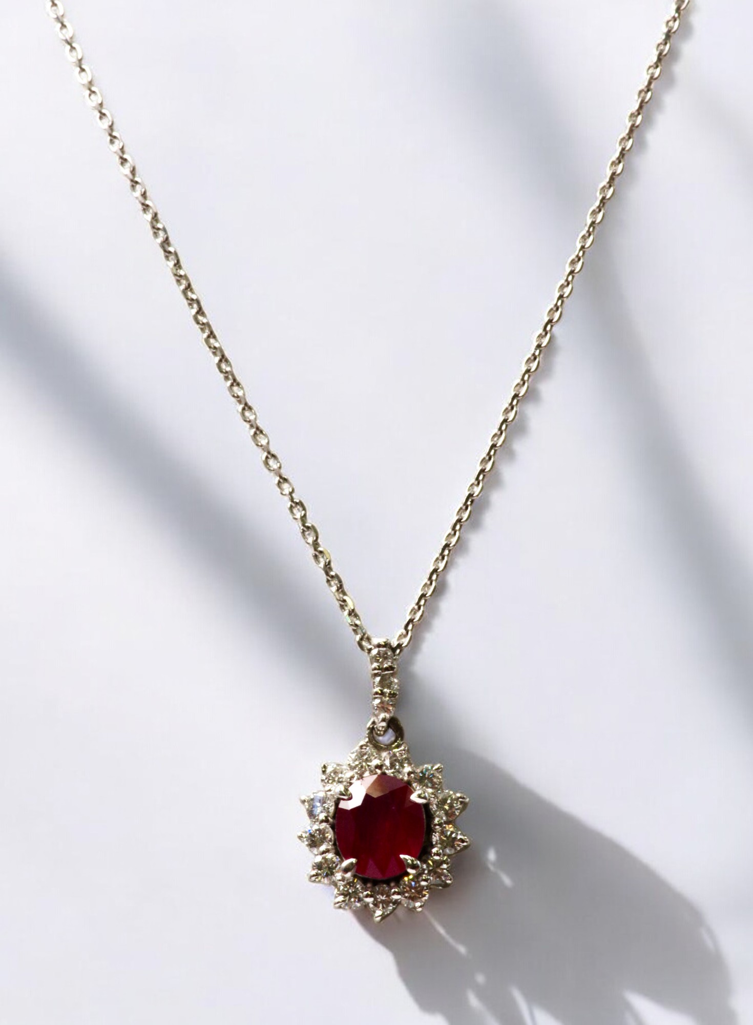 Pt ルビー・ダイヤ取り巻きペンダントネックレス - ルビー通販 ベル  